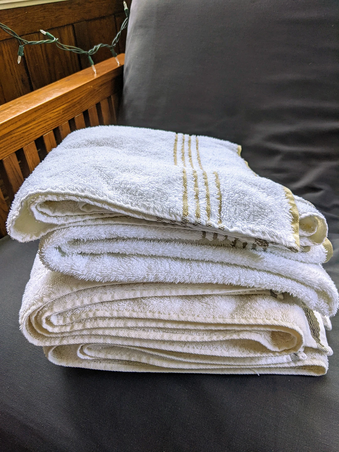 2 White and 2 Beige towels thumbnail