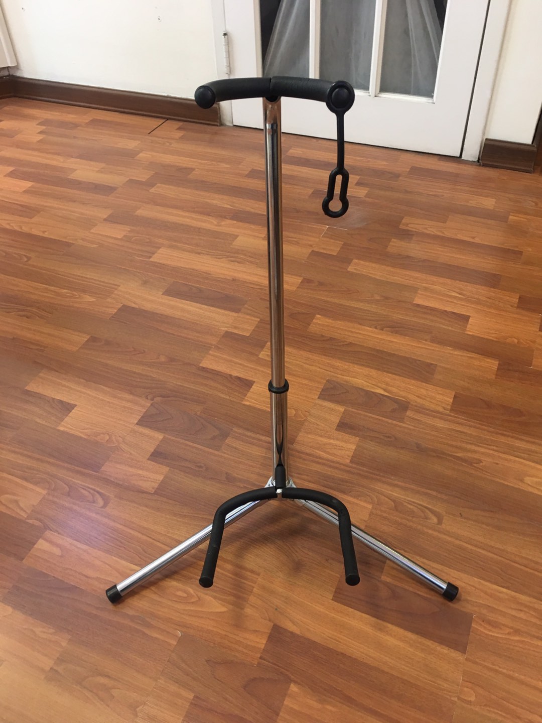 Guitar stand thumbnail