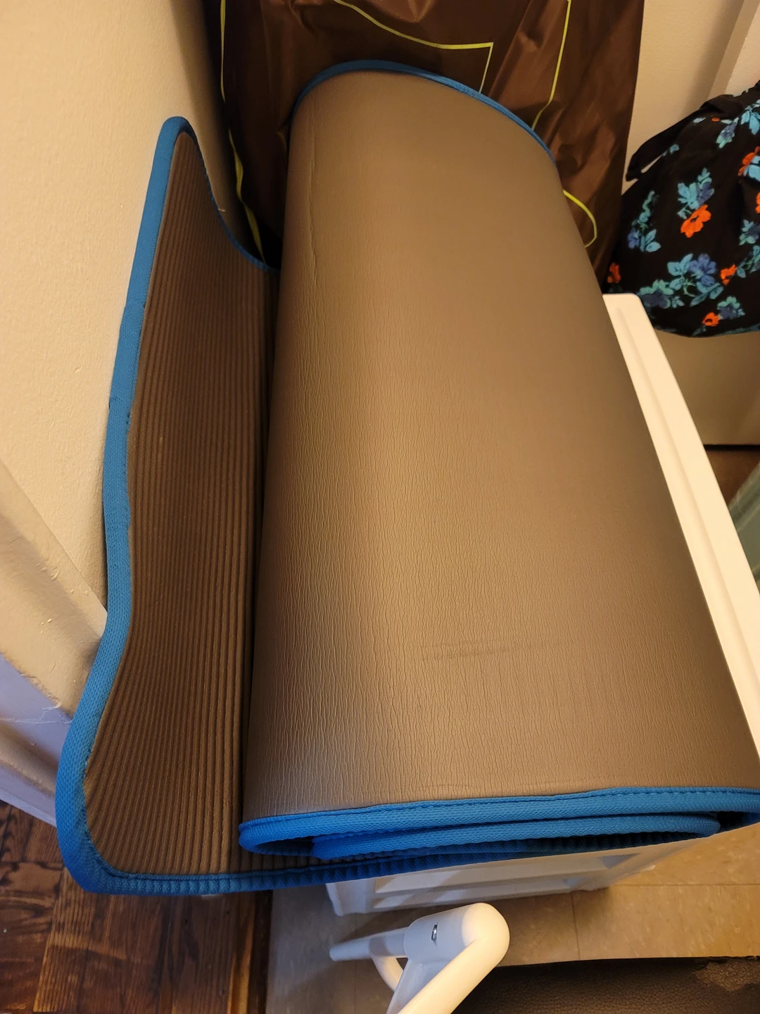 yoga mat (barely used)