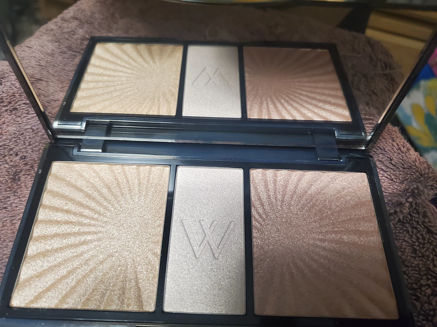 Brand new Lise Watier Highlighter palette thumbnail