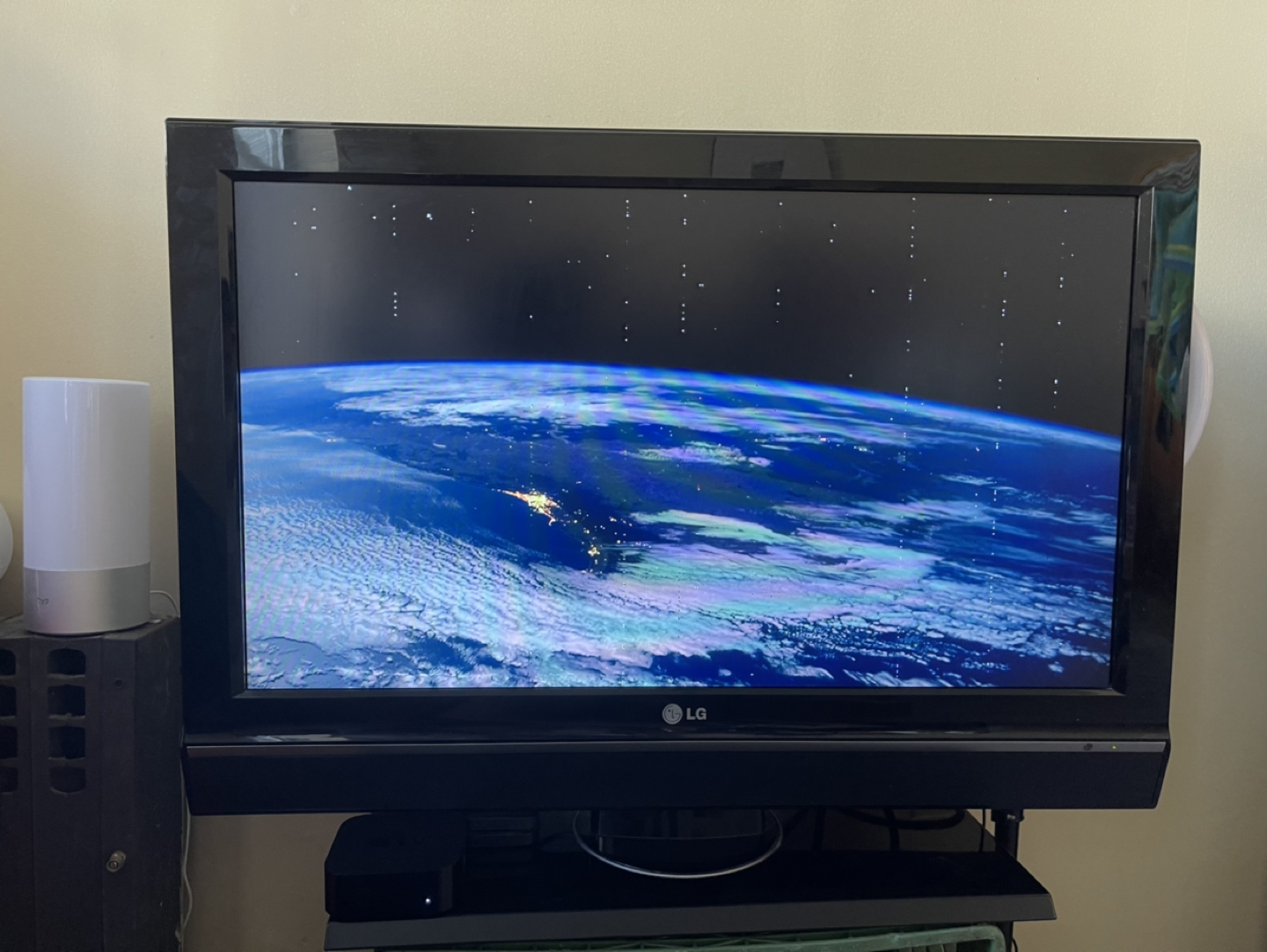TV LG 32” Works Well - NO Remote Control  - photo 4