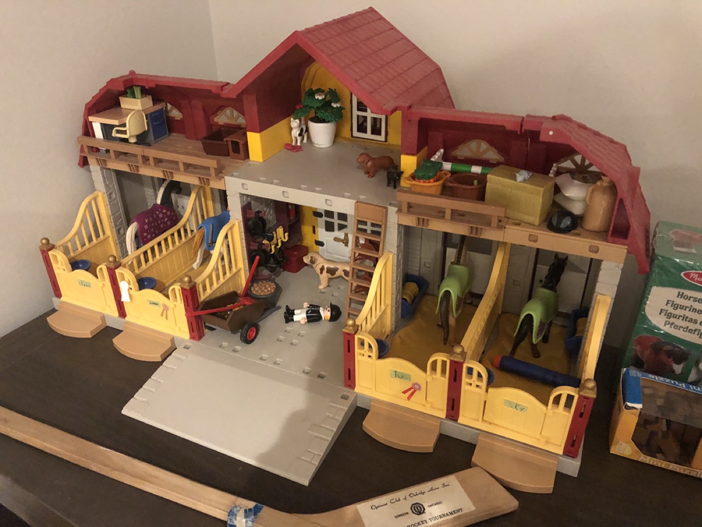 Playmobil horse barn