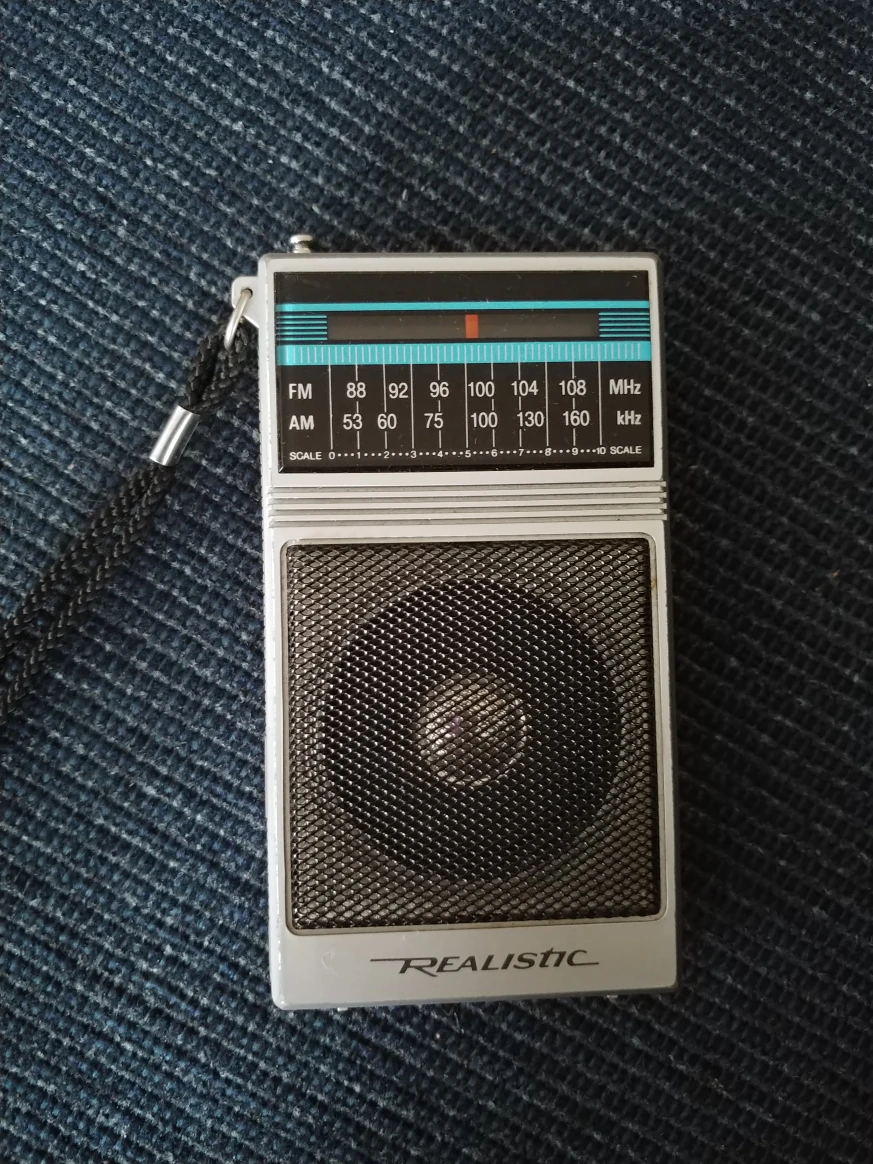 Vintage Realistic AM/Fm portable radio 12-718