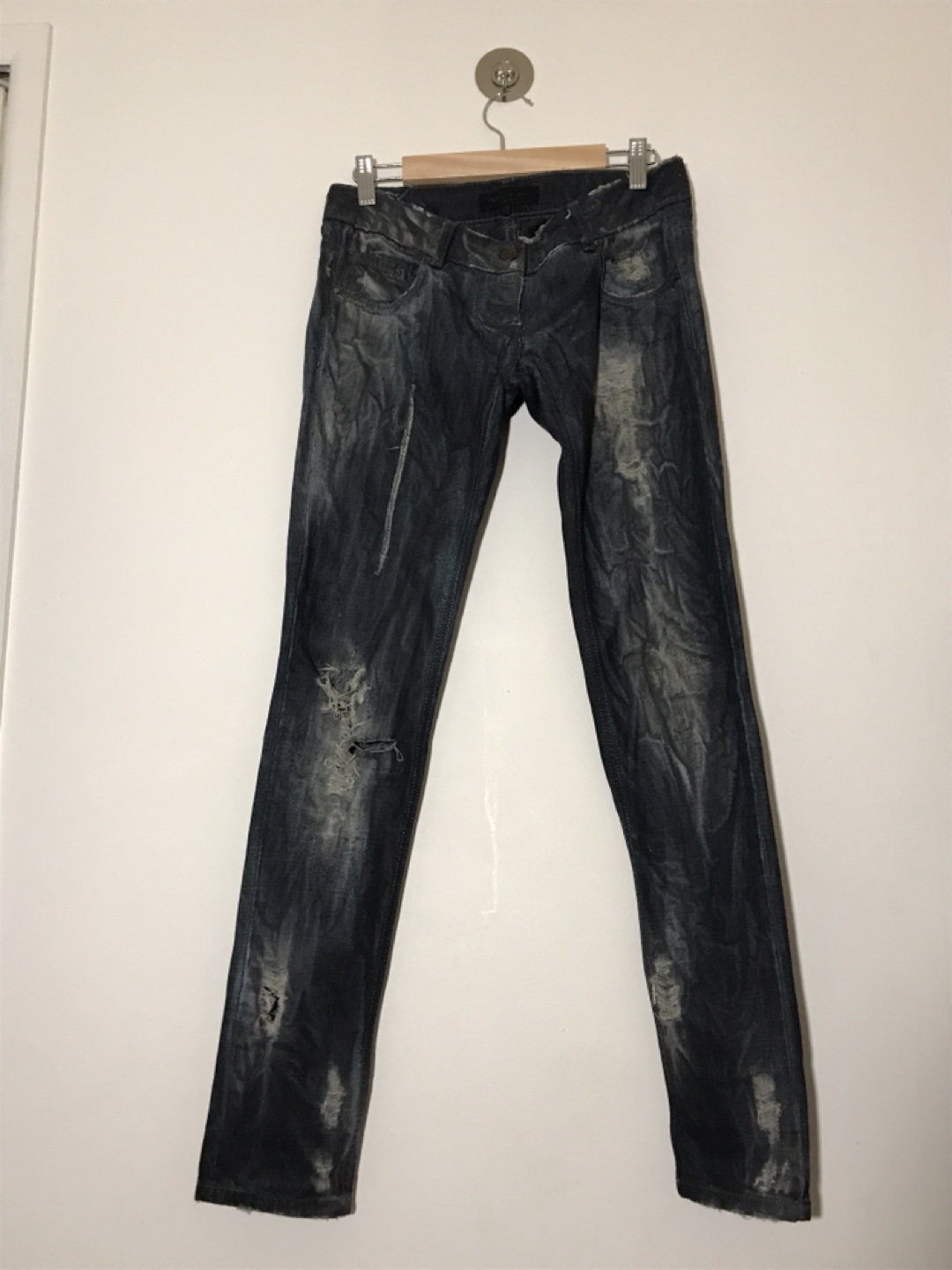 Adele Fado original distressed jeans image indicator(3)