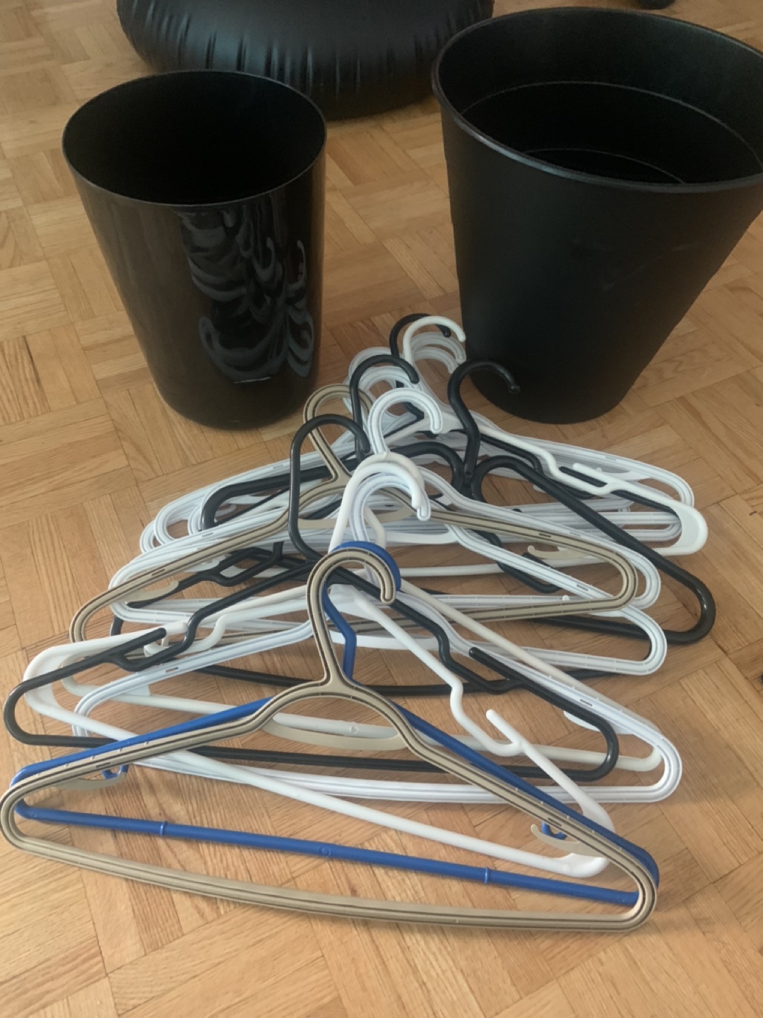 Garbage bins and hangers - photo 2