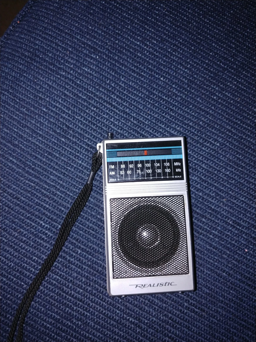 Vintage Realistic AM/Fm portable radio 12-718 - photo 2