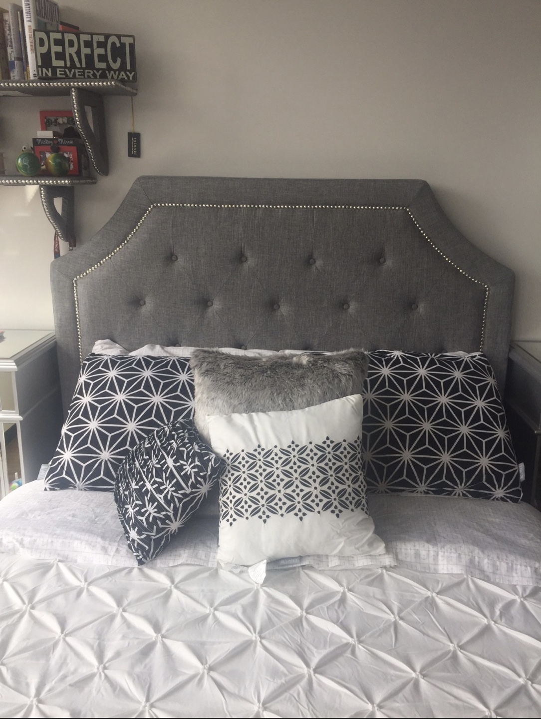 Grey Linen Tufted Bed Full Size Like new!! Excellent Condition  - photo 3