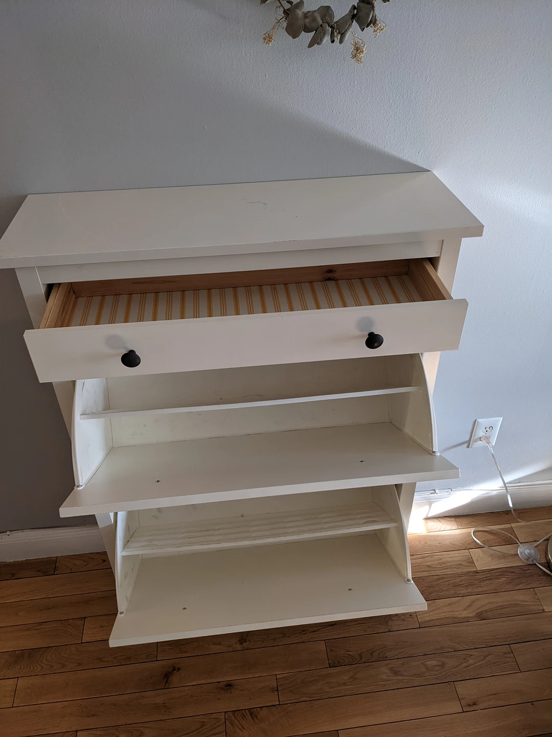 White Lacquer Shoe Cabinet - photo 4