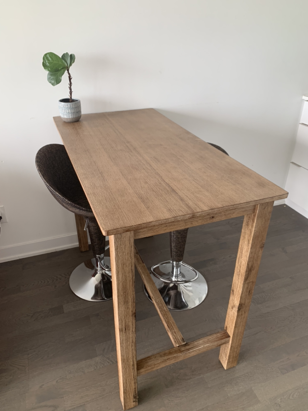  Bar table