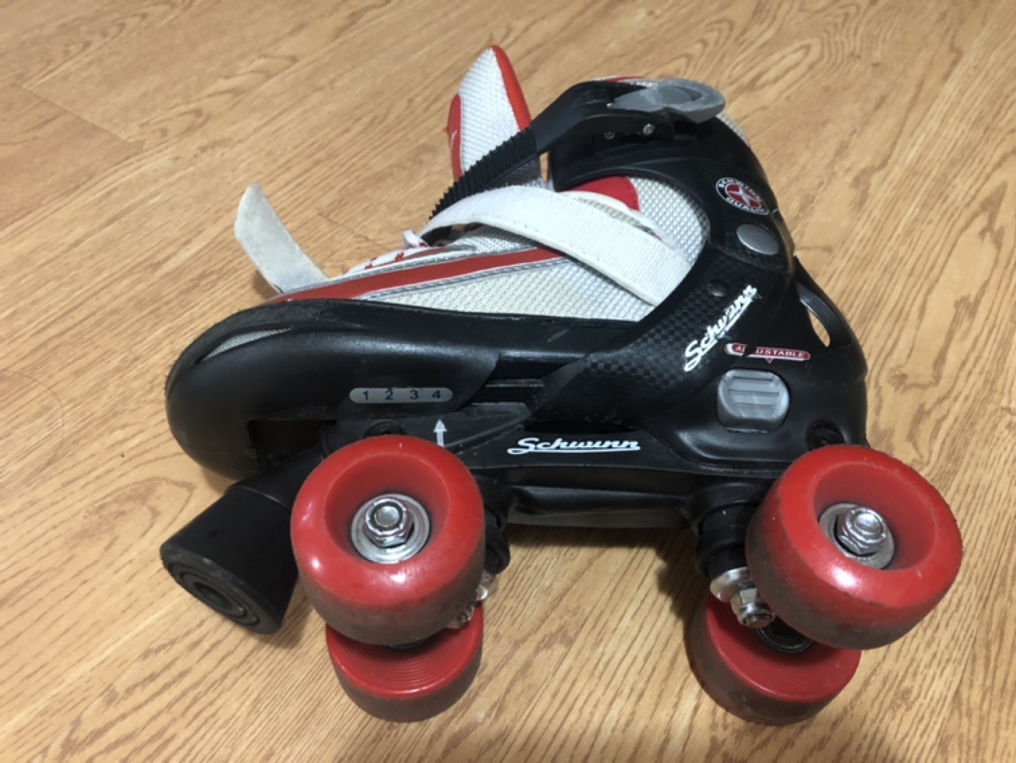 Adjustable Schwinn roller skates - photo 2