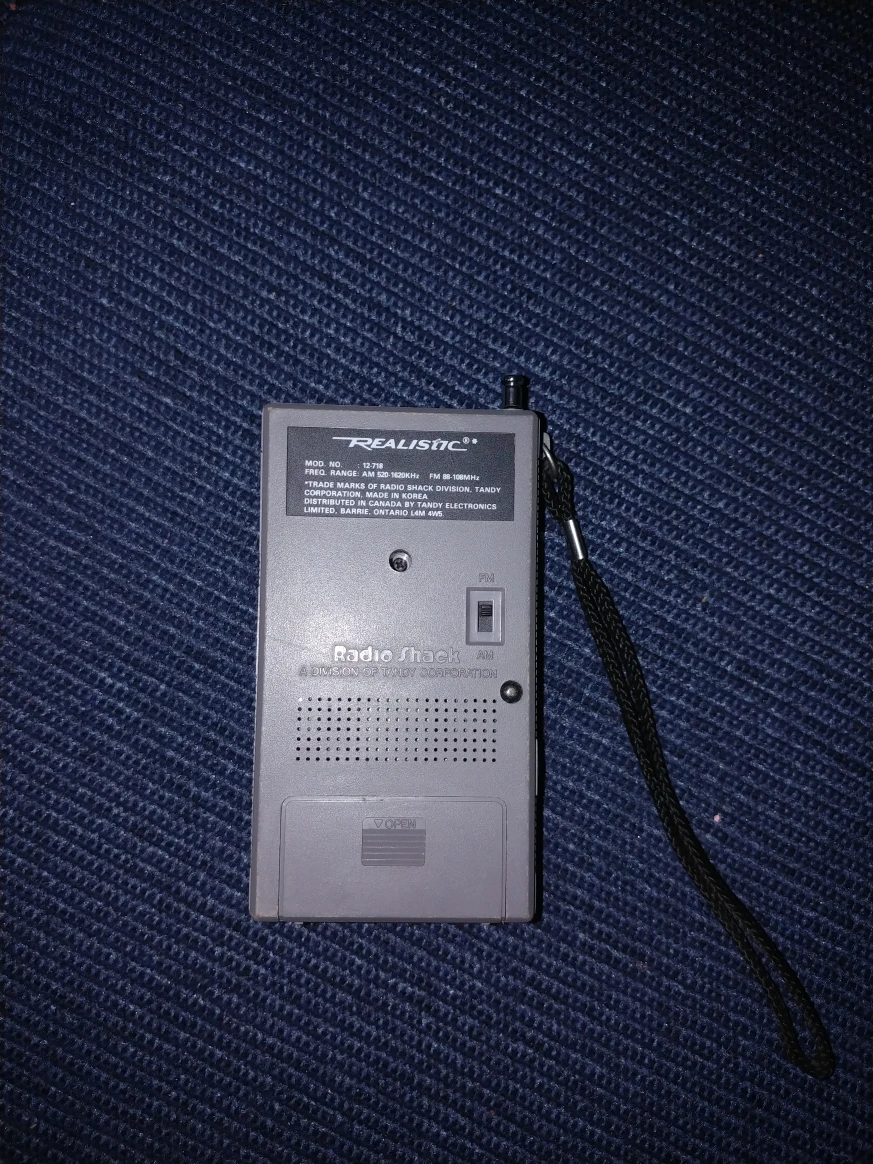 Vintage Realistic AM/Fm portable radio 12-718 - photo 3