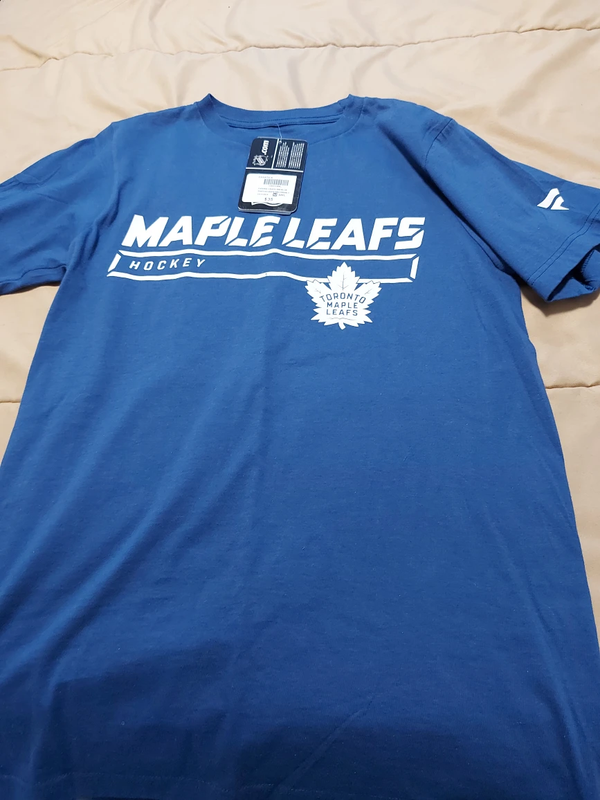 BNWT Maple Leaf Tshirt, small. image indicator(2)