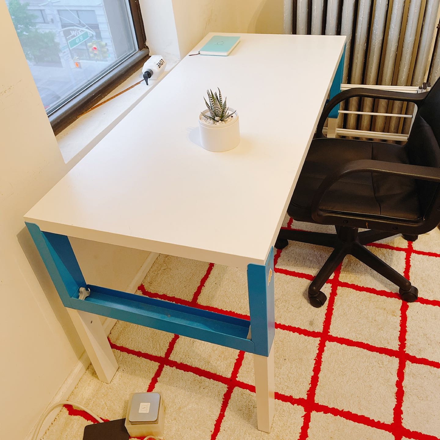 Desk/Table adjustable height like new
