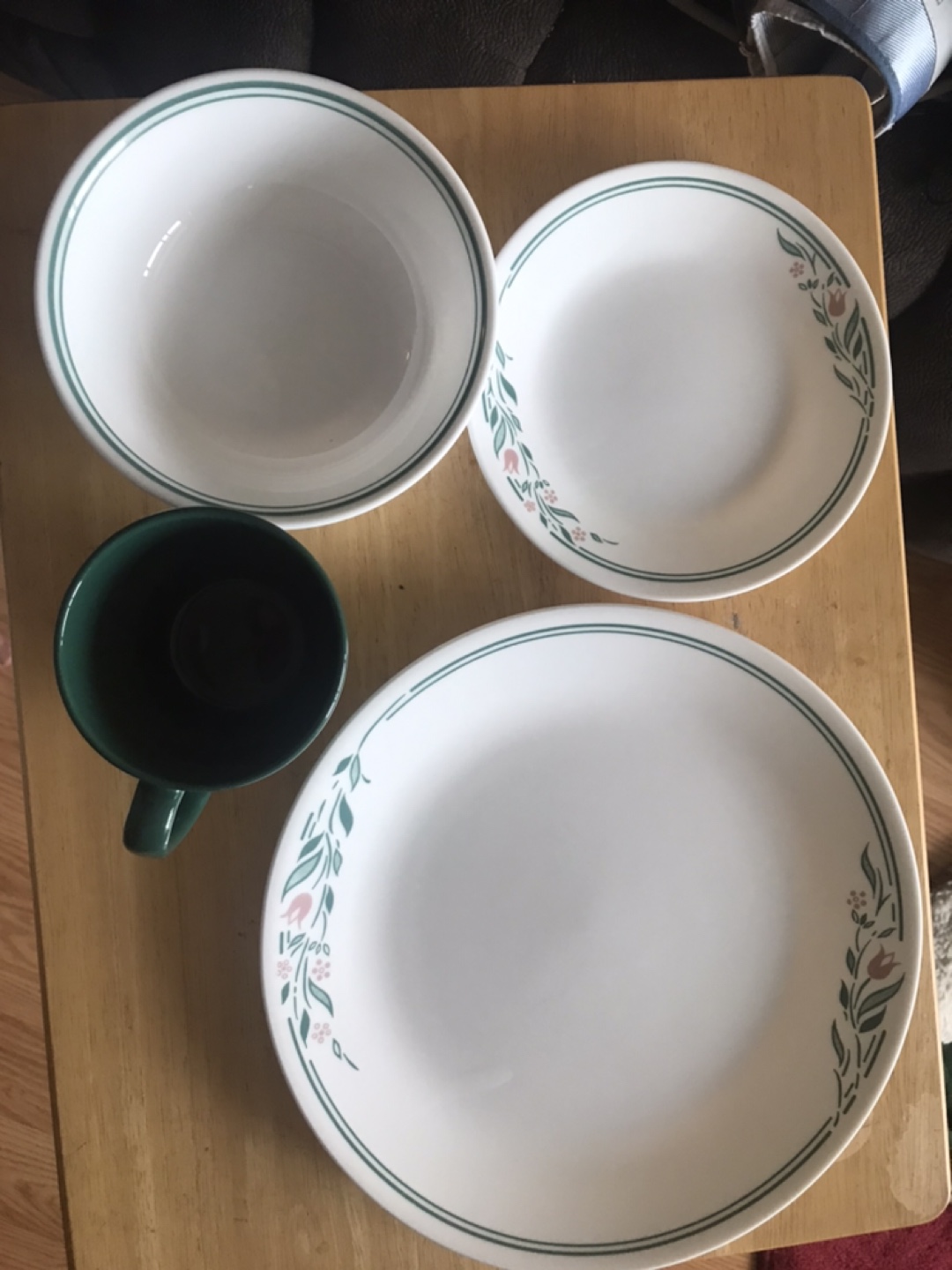 Corelle dinnerware 32 pieces thumbnail