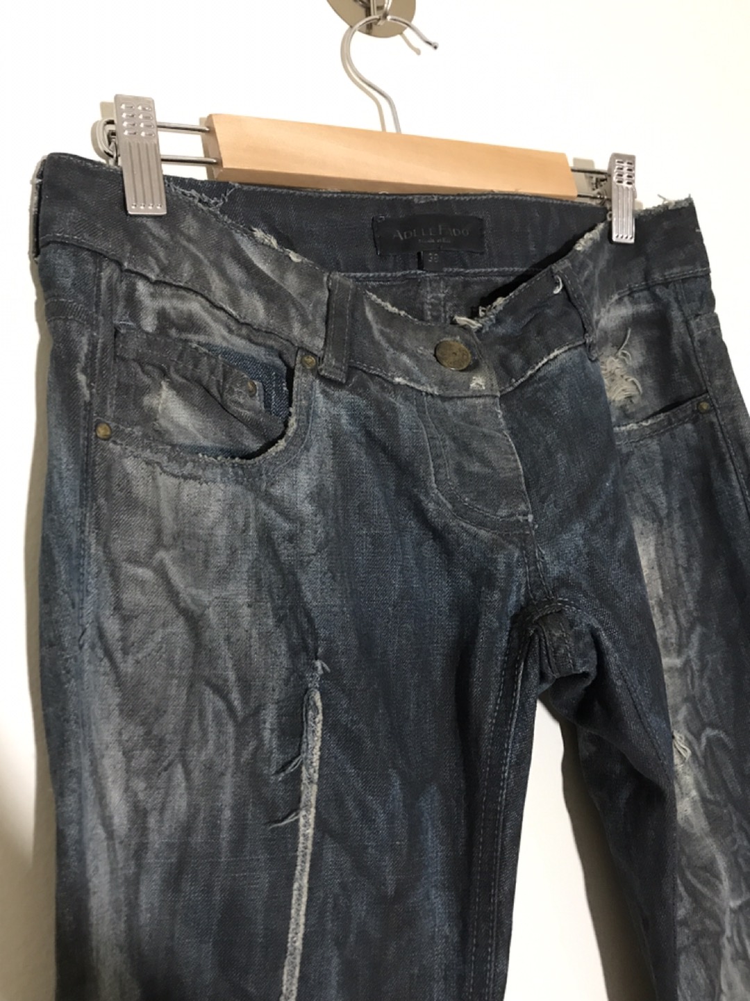 Adele Fado original distressed jeans image indicator(4)