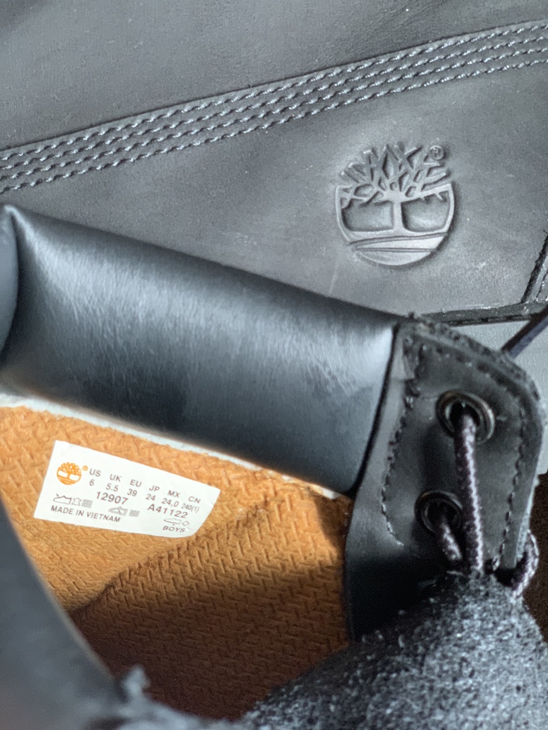 Boys size 6 winter Timberlands  image indicator(3)