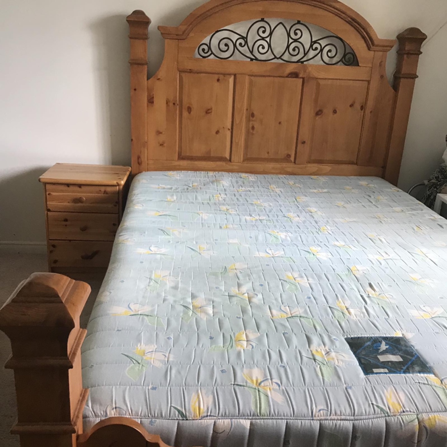 Alexander Julian Solid Wood Queen size Bed image indicator(5)