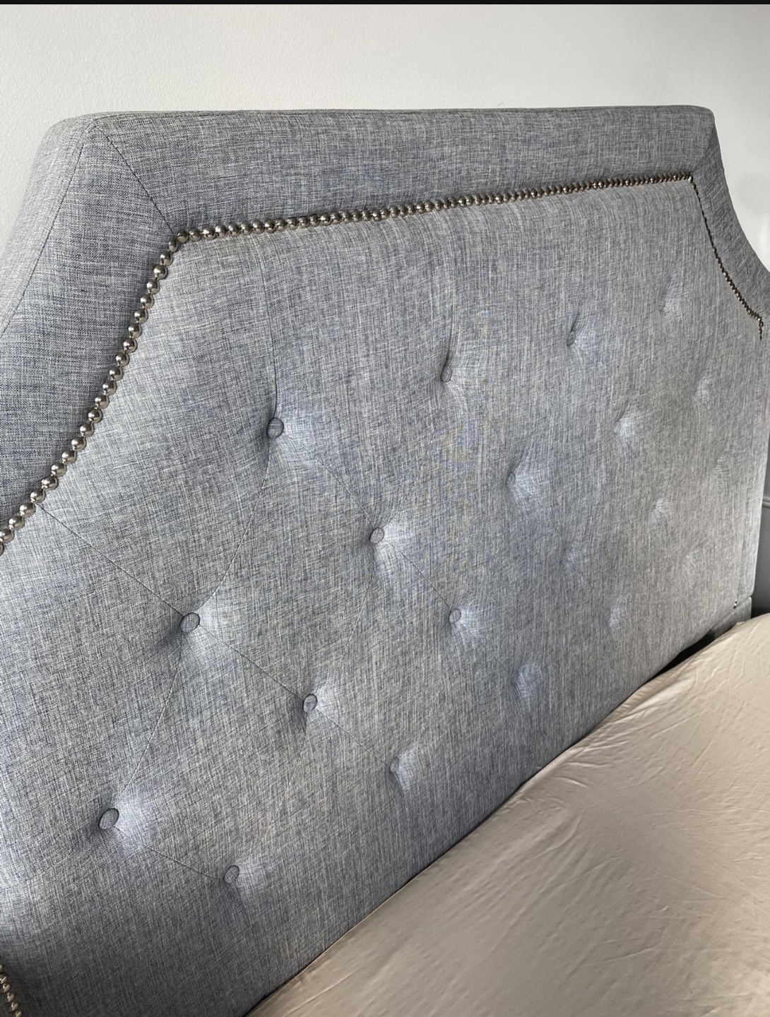 Grey Linen Tufted Bed Full Size Like new!! Excellent Condition  - photo 4