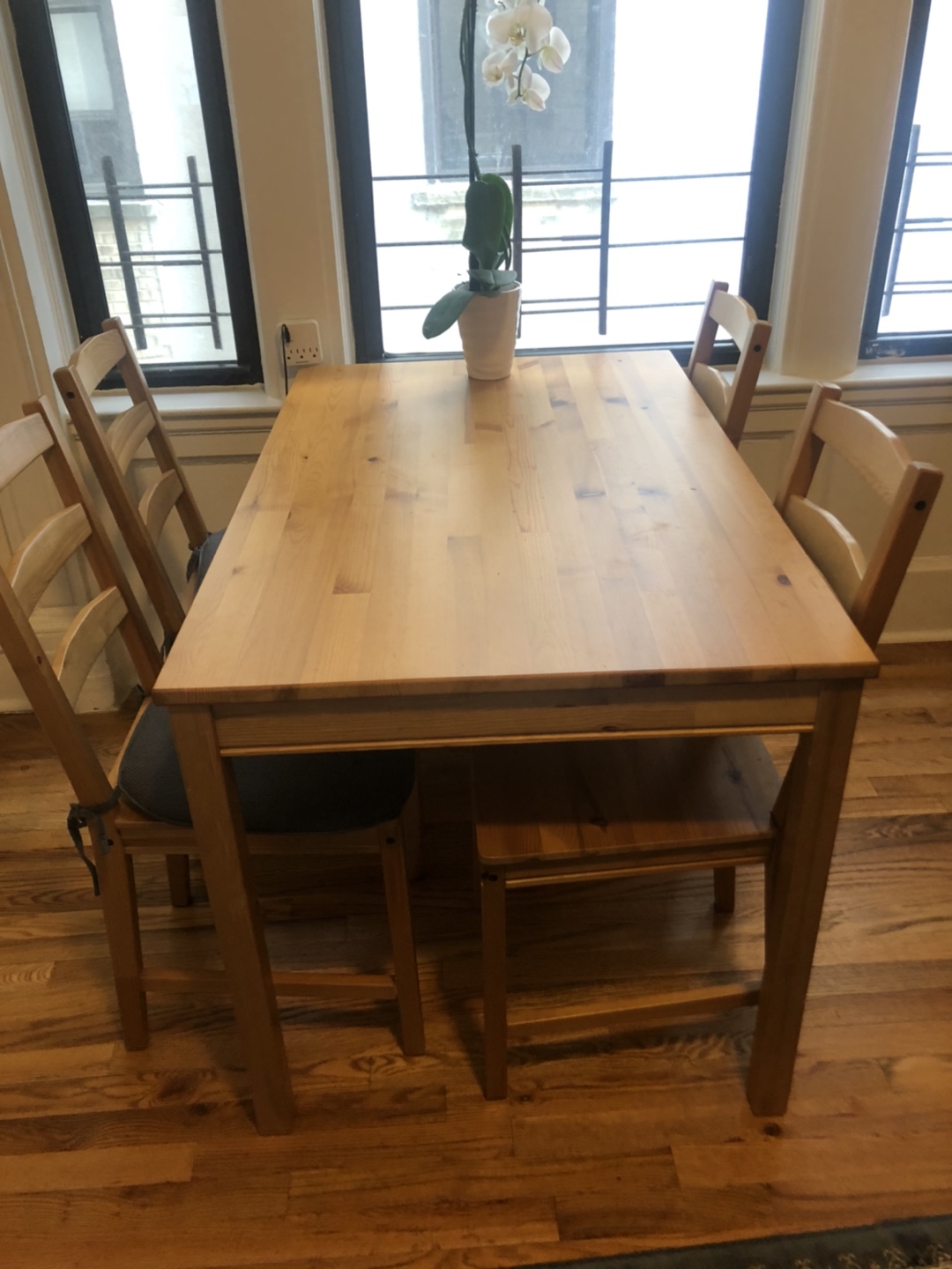 Table with 4 chairs - photo 2