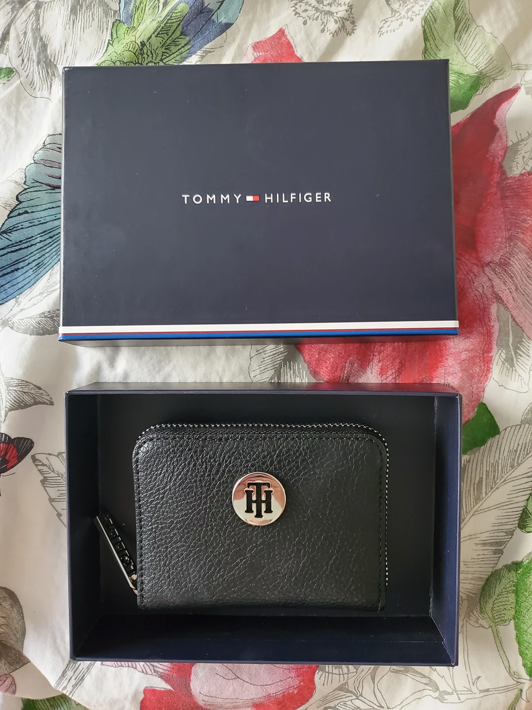 Brand New Tommy Hilfiger Leather Petite Wallet - photo 2