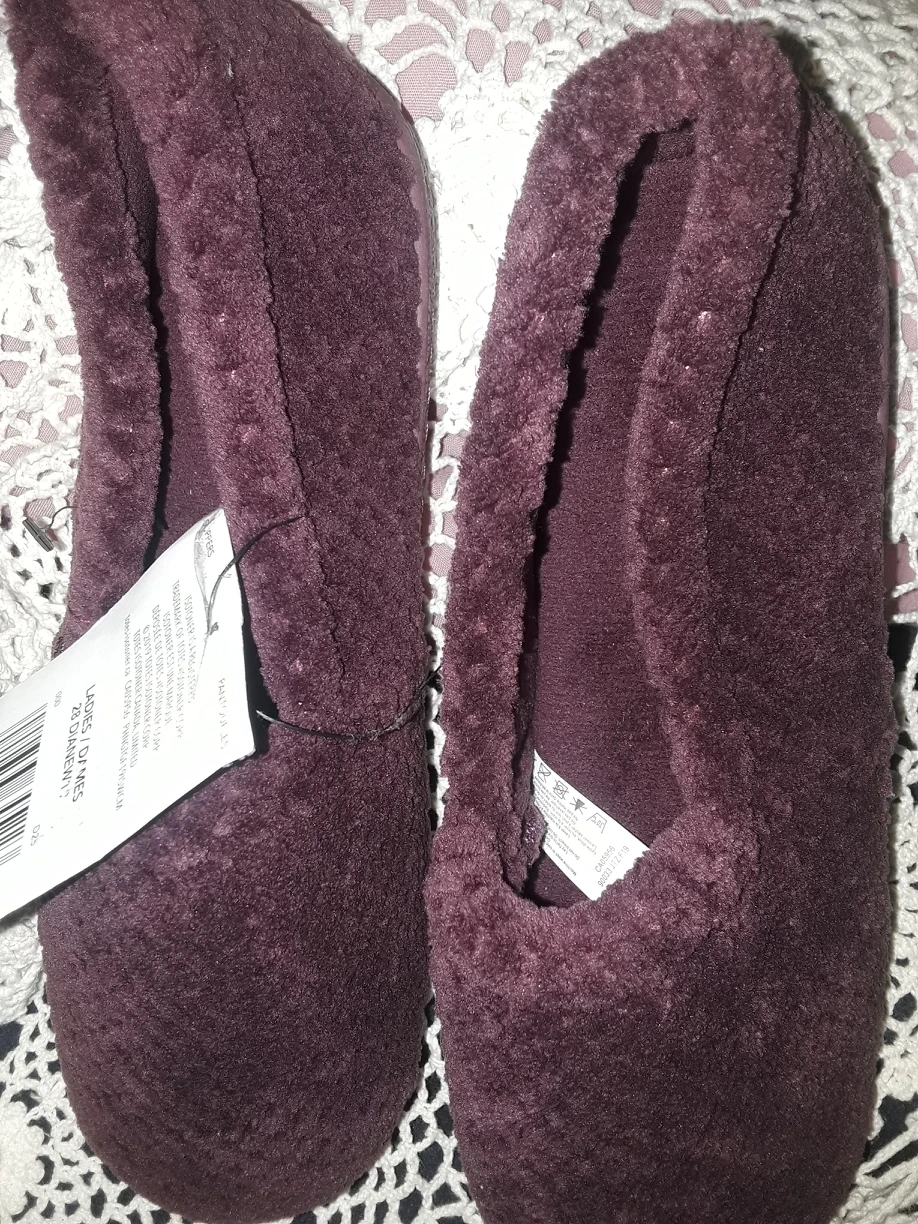 Ladies Burgandy size 8.5-9. image indicator(3)