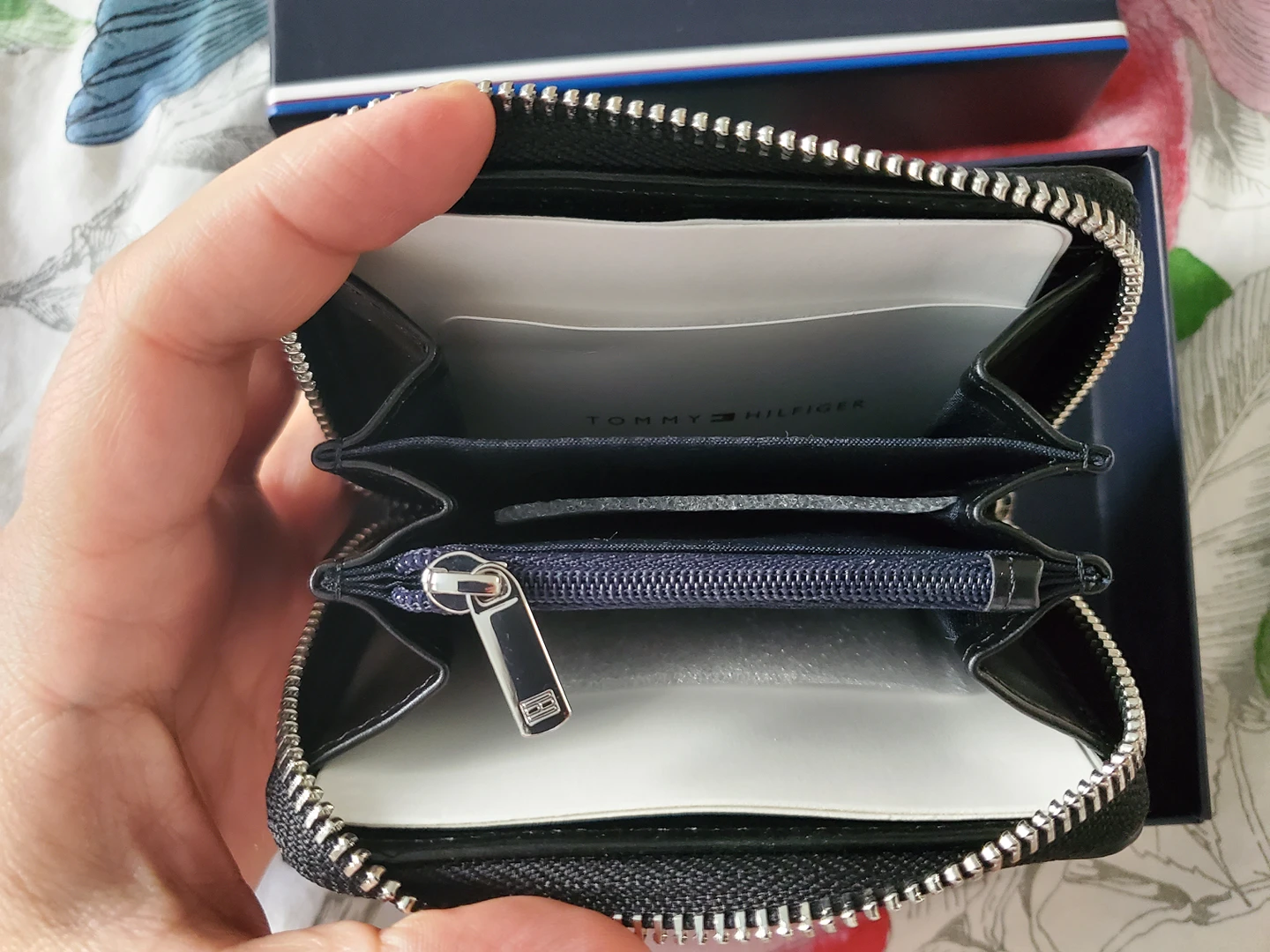 Brand New Tommy Hilfiger Leather Petite Wallet - photo 3