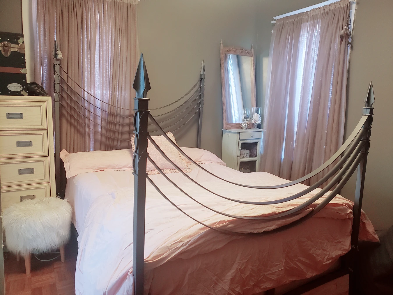 Pottery Barn iron bedframe Queen - photo 2