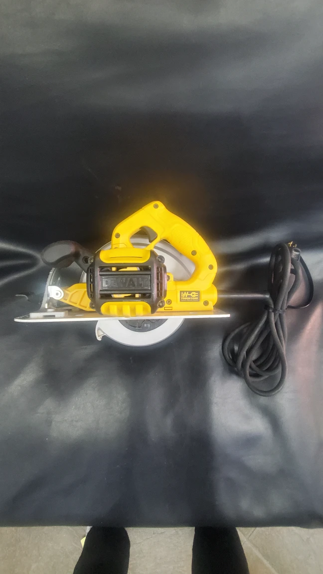 DeWALT DWE575 7-1/4" 15 Corded Lightweight Circular Saw Tool