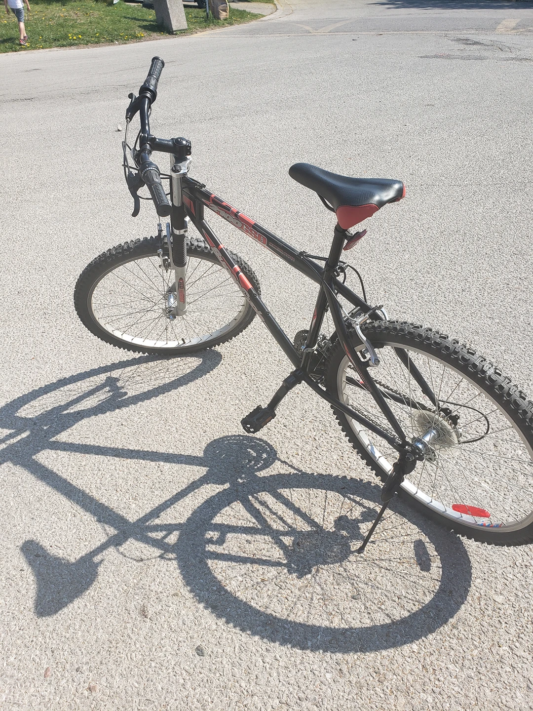 Amazing Adult Mountain bike thumbnail