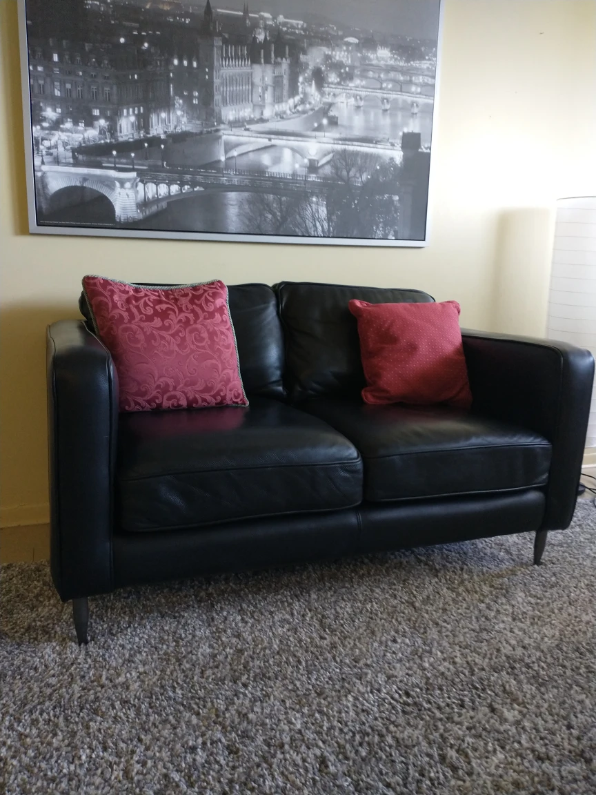Comfy Leather couch in excellent condition $200 - photo 2