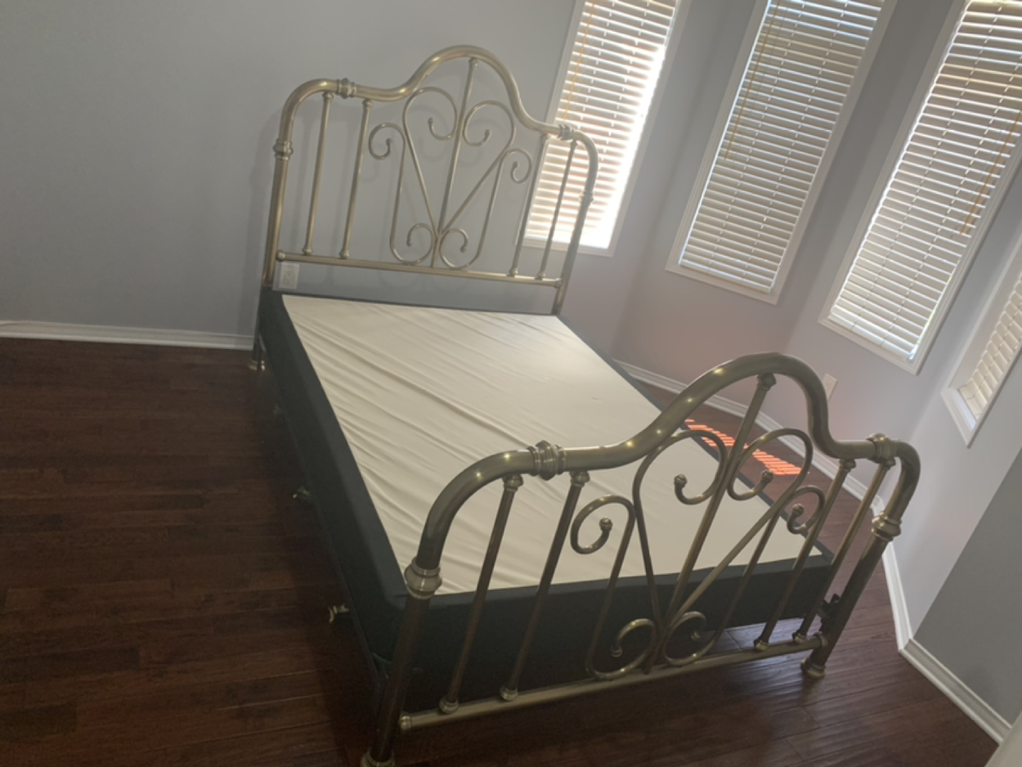 Gold Metal Queen Size Bed in mint condition + box bed - photo 2