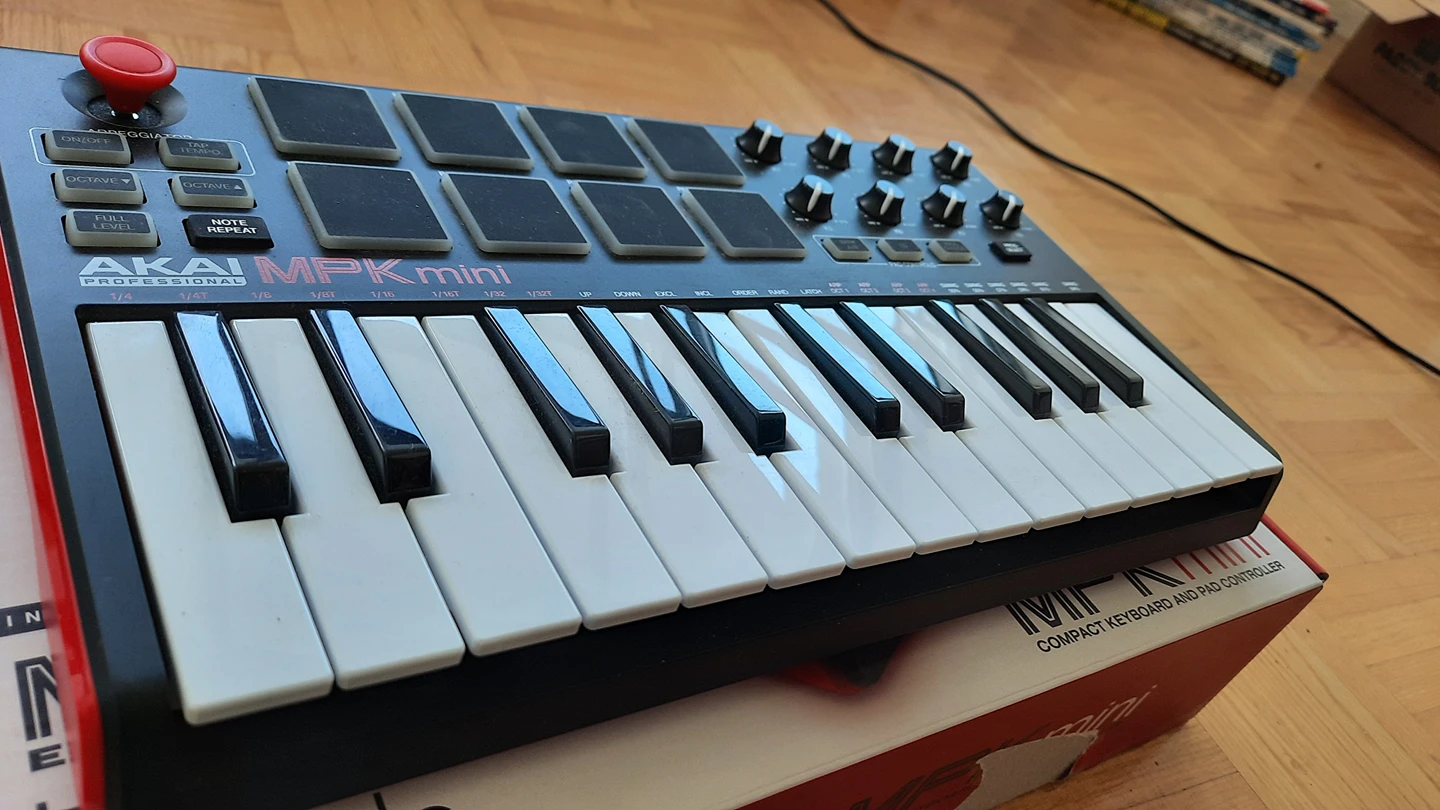 AKAI Professional MPK Mini Compant Keyboard and Pad controller thumbnail