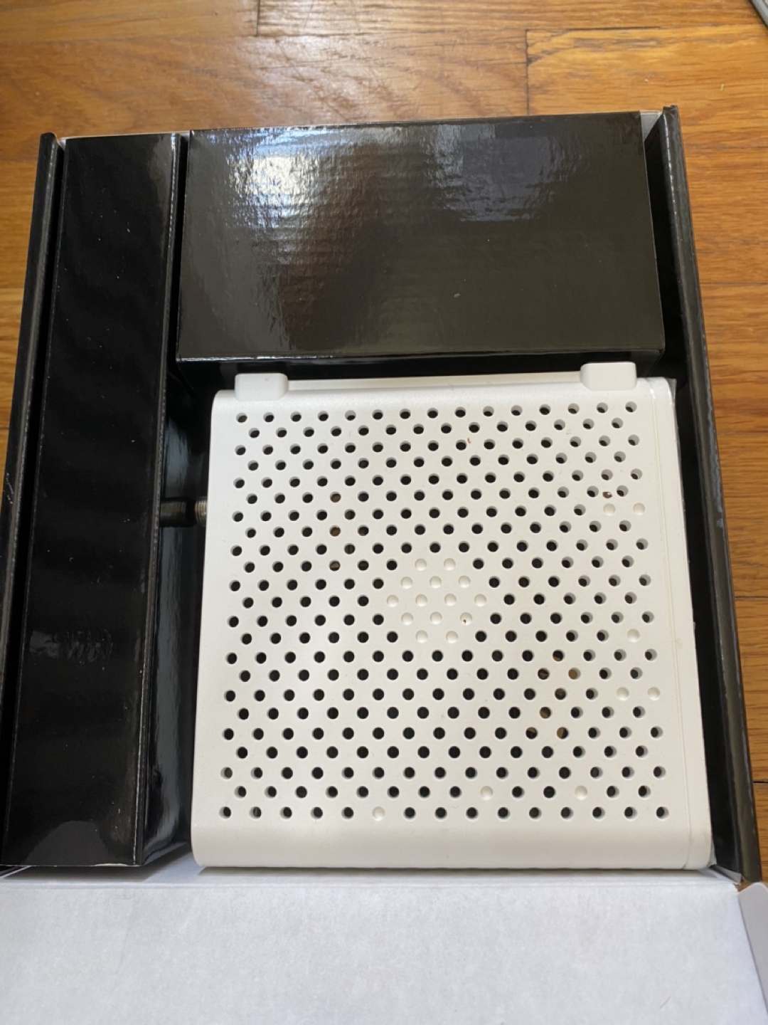ARRIS SURFboard SBG6400 Cable Modem / N300 Wi-Fi Router - photo 2