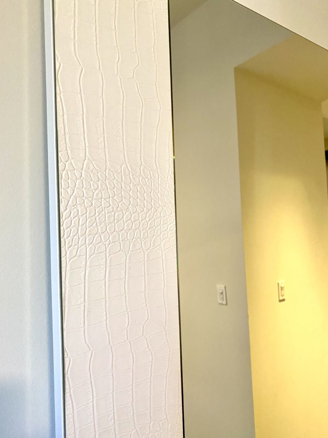 Wall mirror in snake leather frame - photo 3
