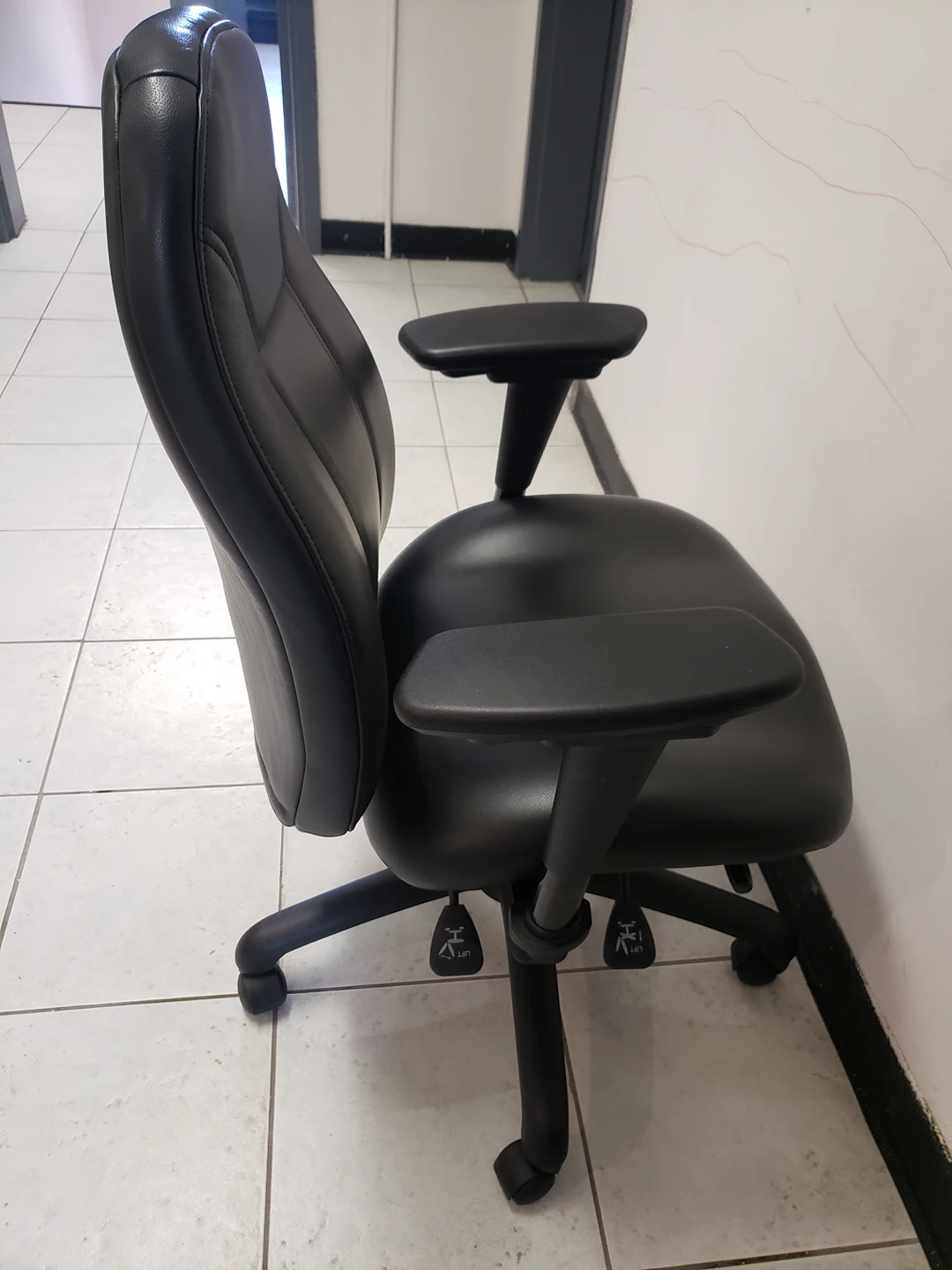 All seating Adjustable leather office chair LIKE NEW - photo 2