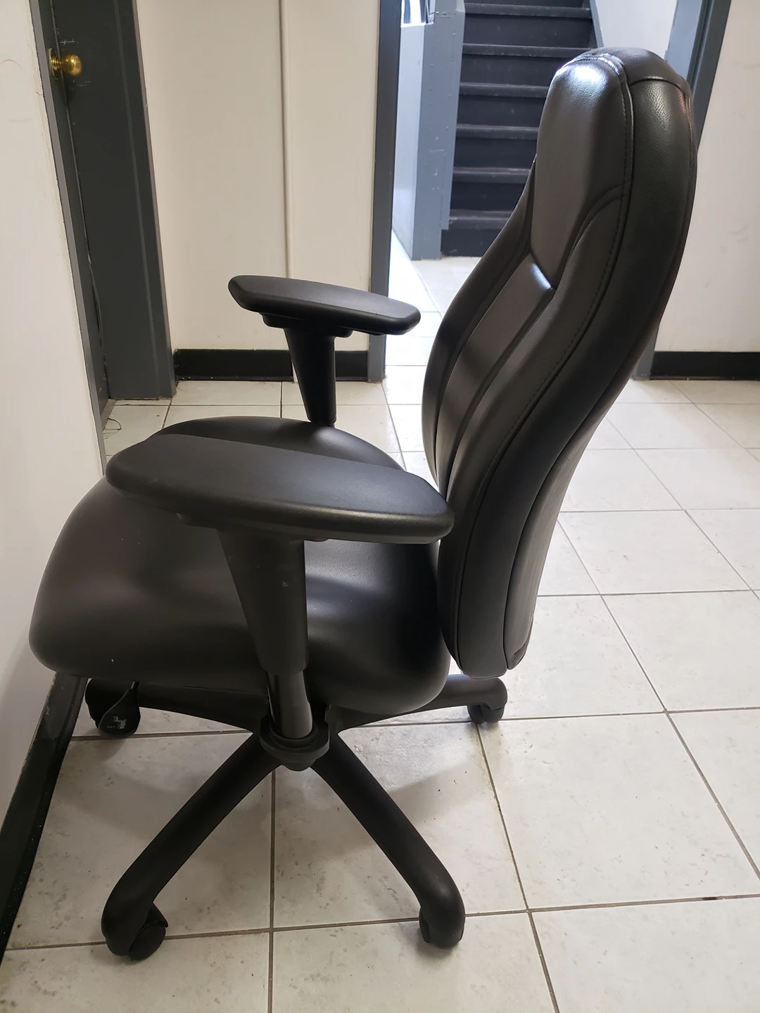 All seating Adjustable leather office chair LIKE NEW - photo 4