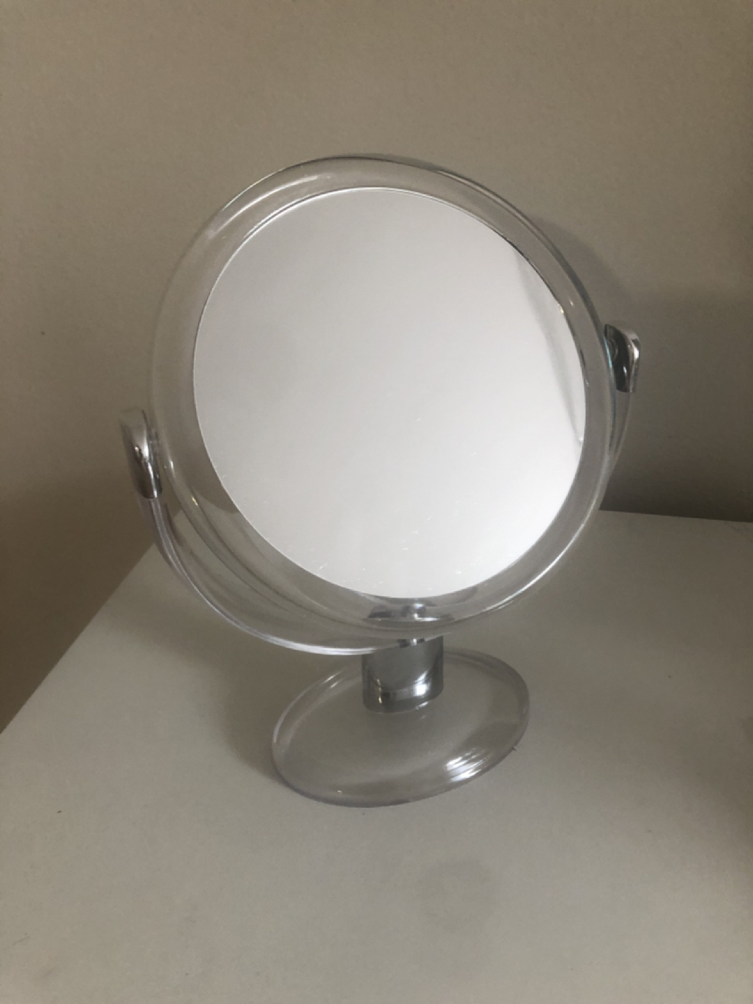 Mini mirror stand