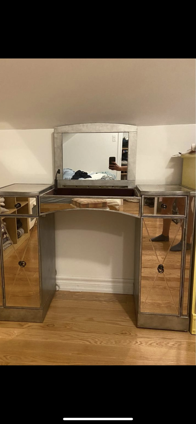 mirrored vanity 