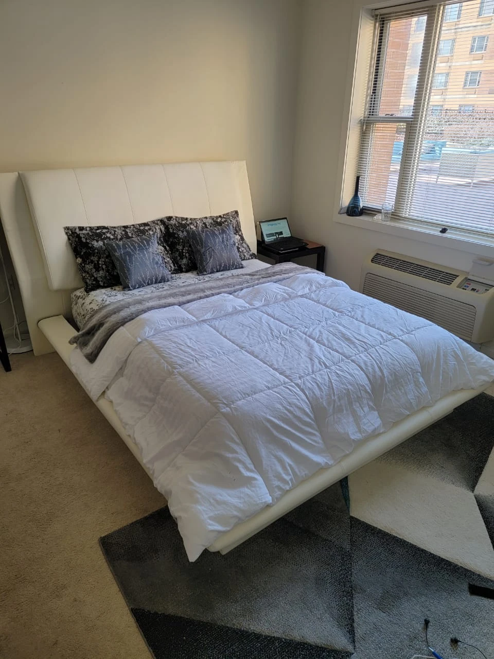 White modern queen size platform bed - photo 4