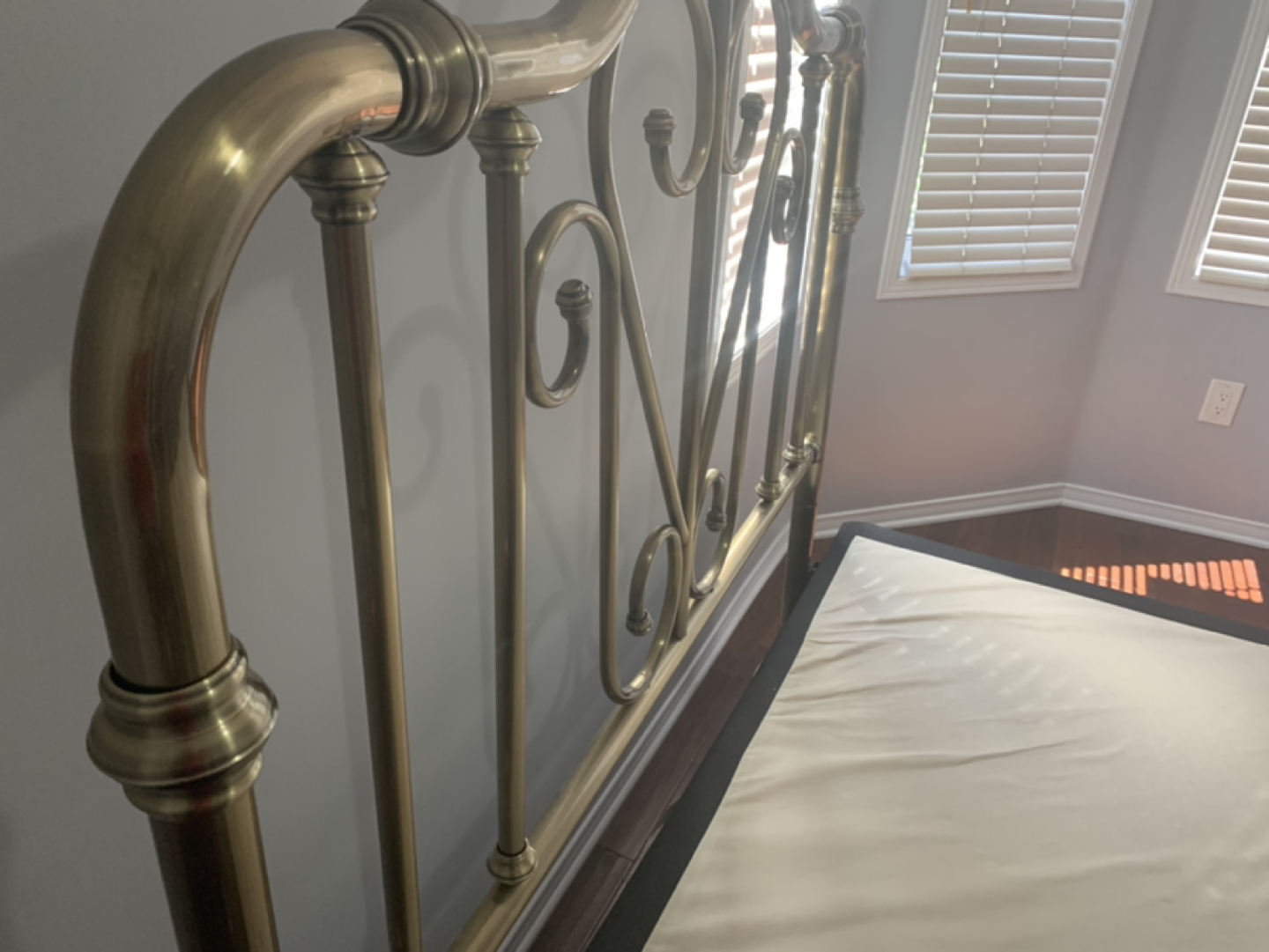 Gold Metal Queen Size Bed in mint condition + box bed - photo 5