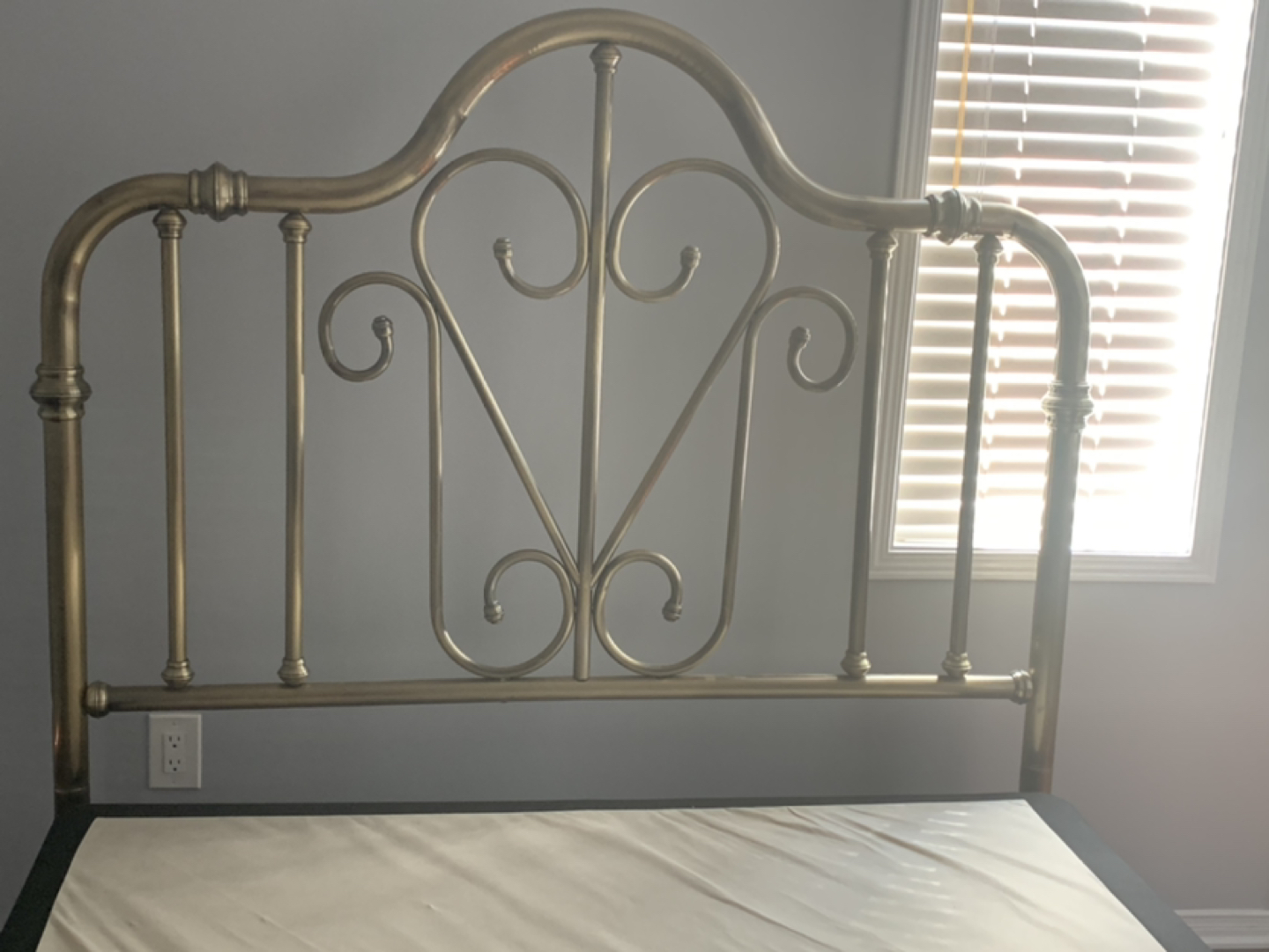 Gold Metal Queen Size Bed in mint condition + box bed - photo 3
