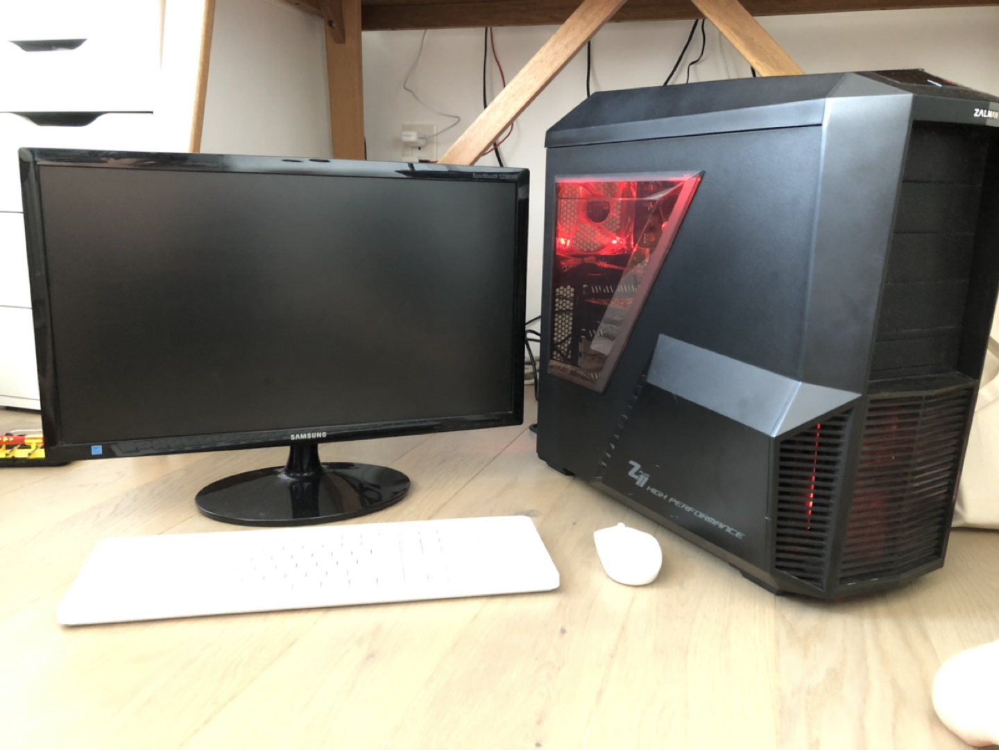 Desktop Computer, led monitor, wireless keyboard mouse set
