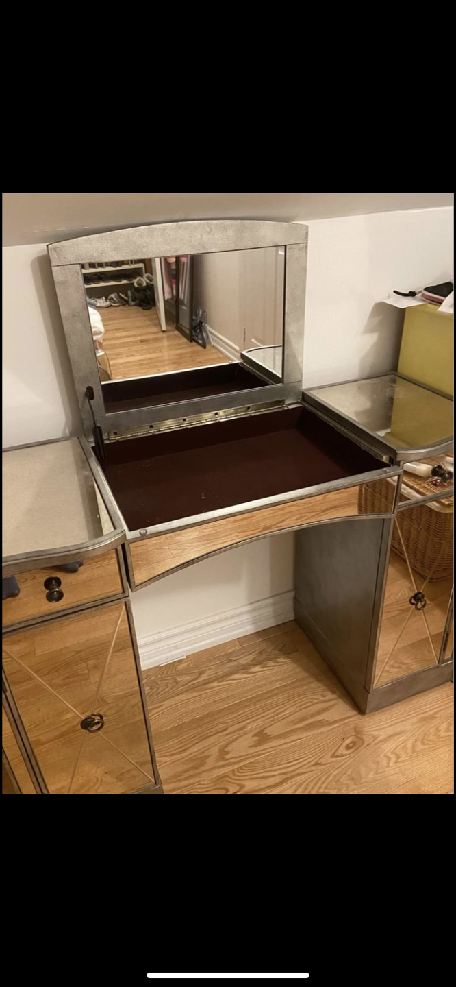 mirrored vanity  - photo 2