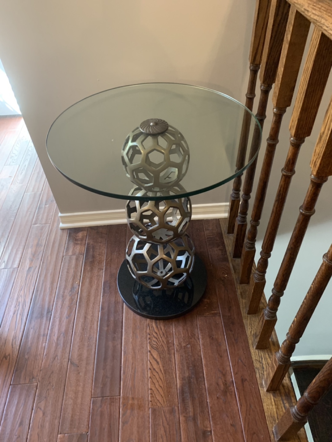 Almost new Accent end table - photo 2