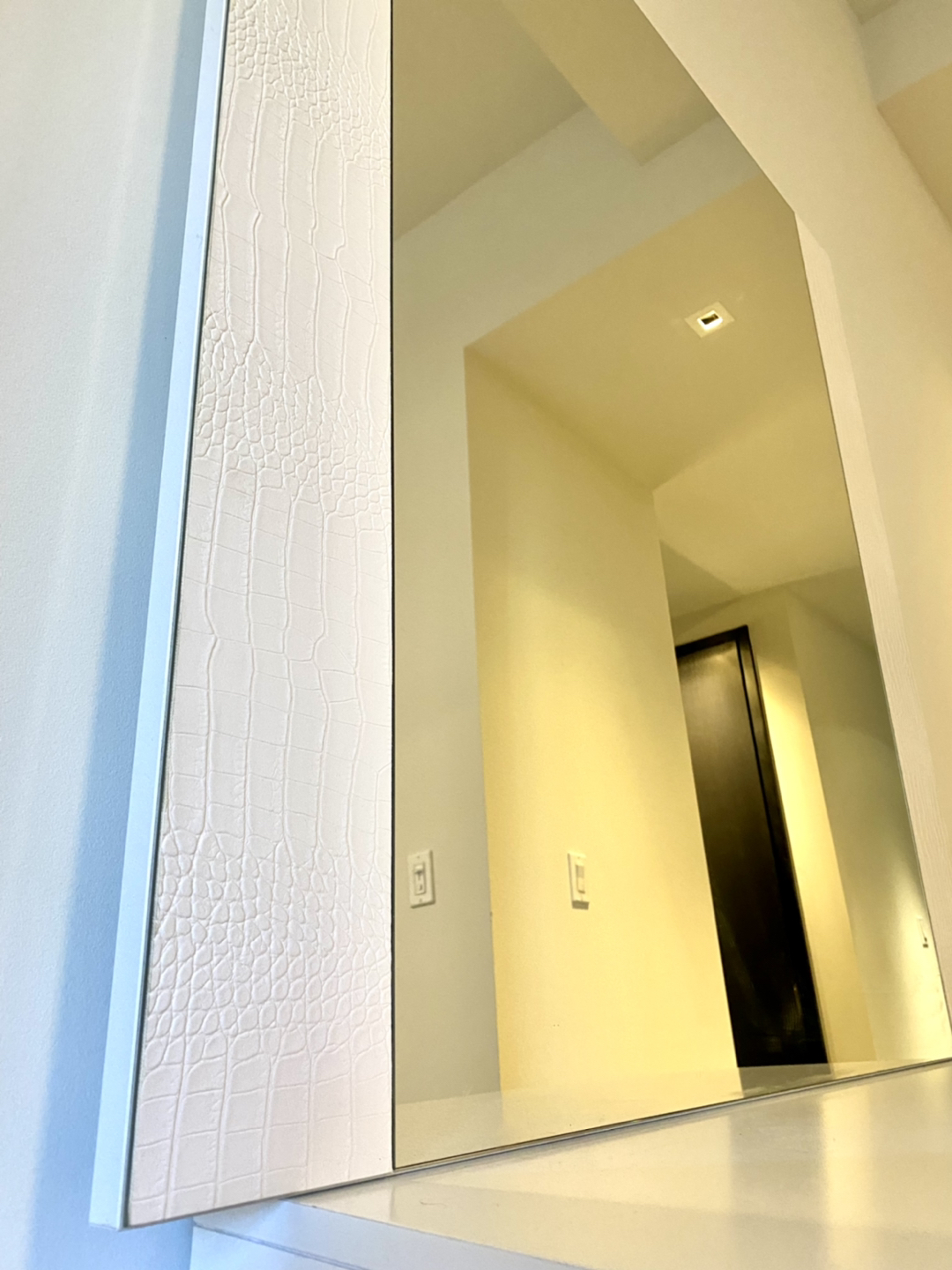 Wall mirror in snake leather frame - photo 2