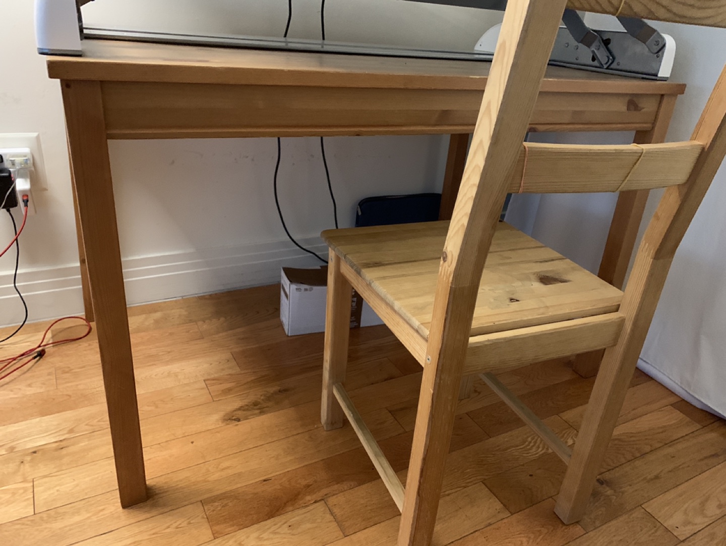 Desk and chair - photo 3
