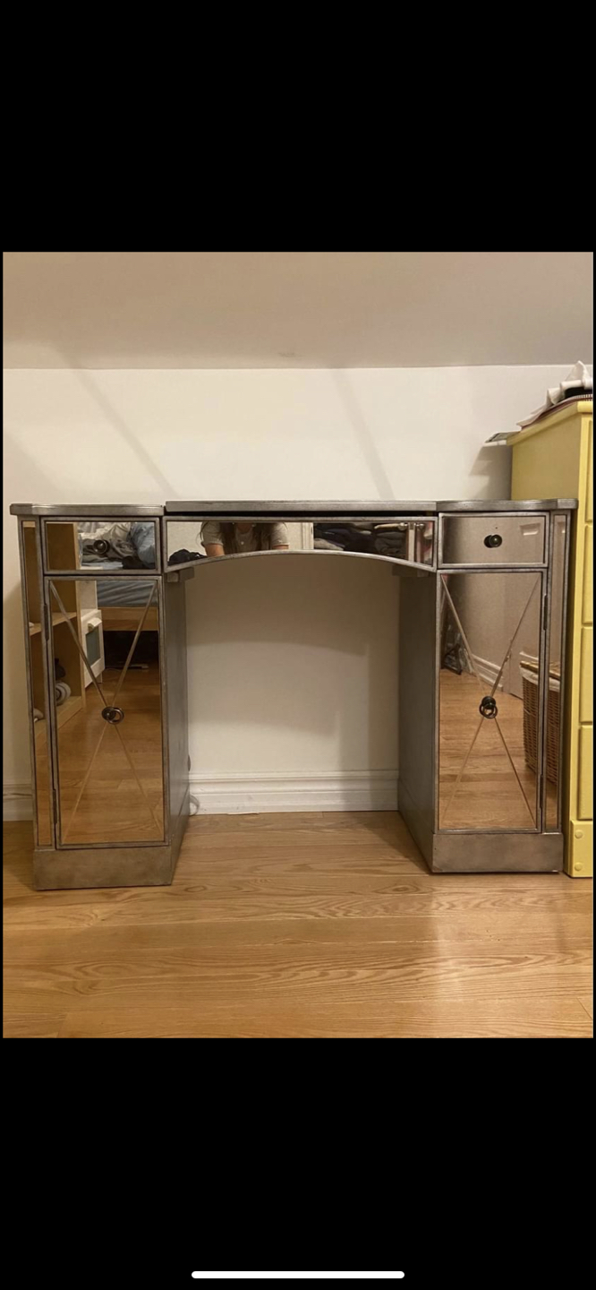 mirrored vanity  - photo 2