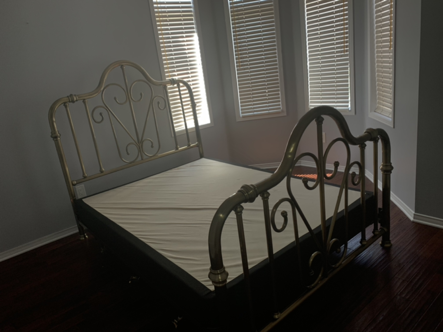 Gold Metal Queen Size Bed in mint condition + box bed - photo 4