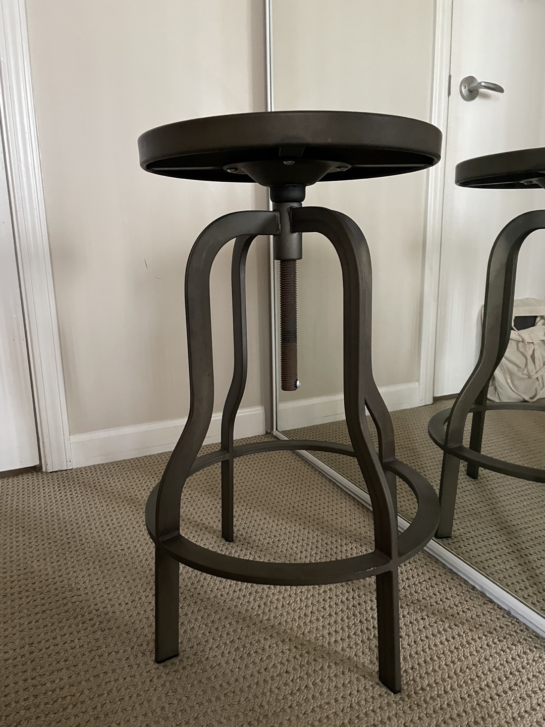 Iron stool-structube