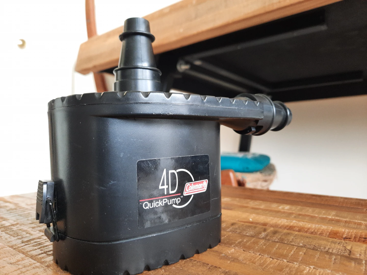 Black Coleman Quickpump 4D + Batteries thumbnail